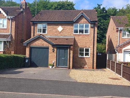 3 bed - garden - driveway - 20 mins Alton Towers