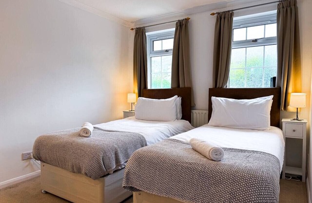 Radiant 3 Bed Home Near Maidstone West Train Station!