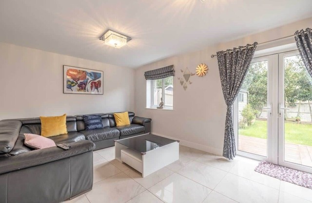 3 Bed Home with Driveway Parking