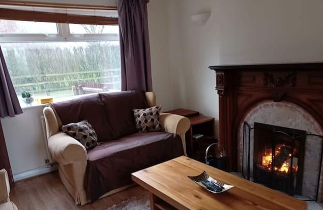 3 bed house + hot tub in rural retreat. Pet friendly garden & ample parking.