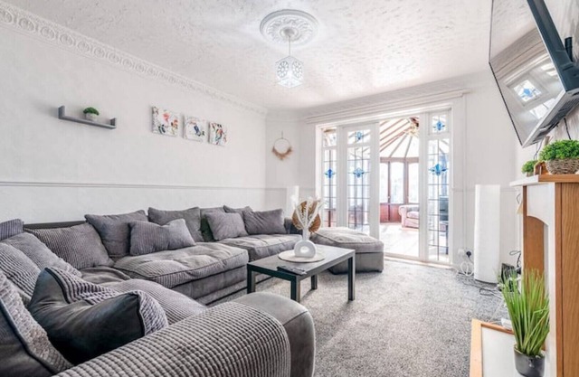 3-Bed House Near Lakeside Mall | Free Parking