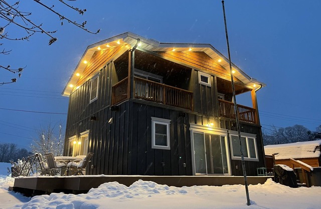 3 Bed Lake House with Balconies