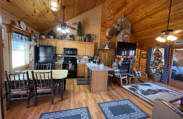 3 bed Log Cabin, w/2 Jacuzzi, 1 mi to SDC, 2 pools, nature trails, private lake