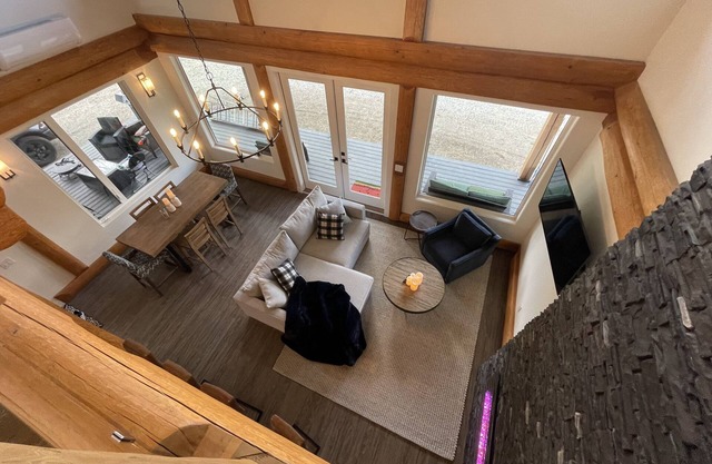 3 Bed Luxury Chalet on the Lake w/ Hot-tub - Kelowna