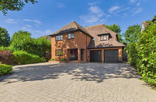 3 beds Luxury Family Home with Self-Check in & Direct Train to London
