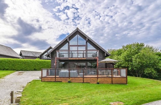 3 bed Luxury Lodge, Nr. Padstow ( with private EV charger)