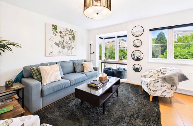 3 bed modern townhouse W/self check in, sleeps 6 & 35mins direct train to London