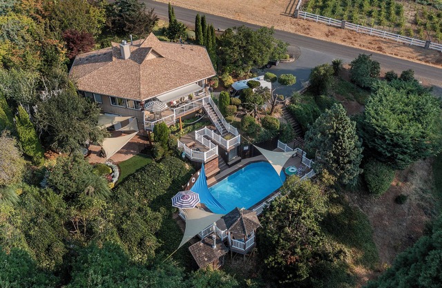 Private Retreat in Wine Country with Pool+Hot Tub!