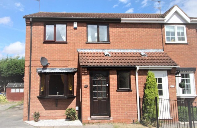 3 Bed Semi - Sleeps 5 - Private Garden & Parking 2 Cars - Quiet Cul De Sac Location - Dog Friendly - Fast Wifi - Close to Motorway Access