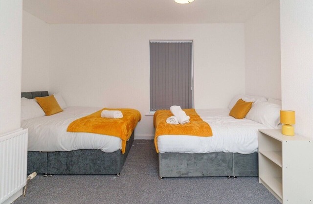 3 Bed, Sleeps 7 with Garden & Parking Dent House