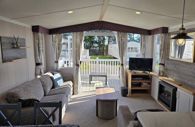 3 Bed-Sleeps 8-Free Parking-5 Min to Beach