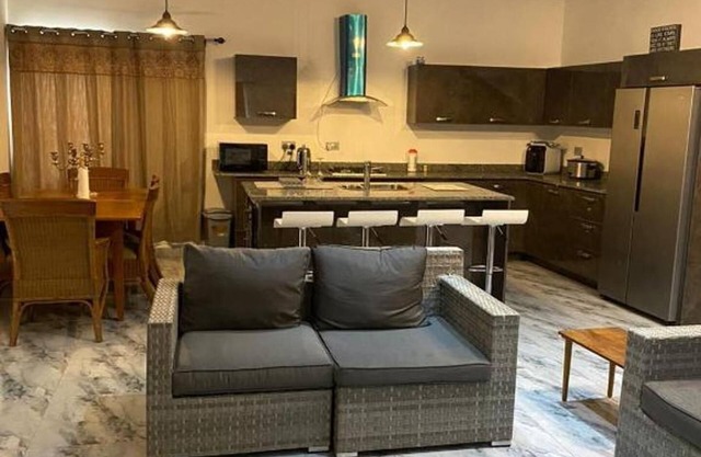 3 Bed Villa-private Garden-offstreetparking-aircon