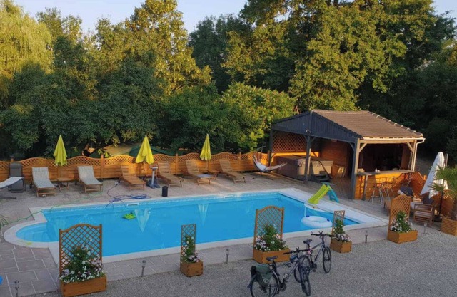 Inviting 3-Bed holiday home in Château-Garnier