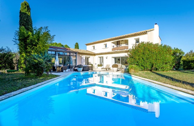 Villa de 3 chambres, piscine chauffée, climatisation, à proximité du village