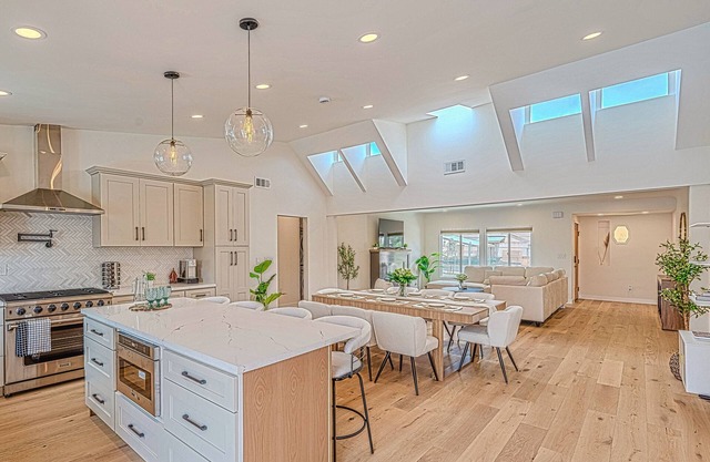3-bedroom house in perfect View Park-Windsor Hills with AC, pool & gym