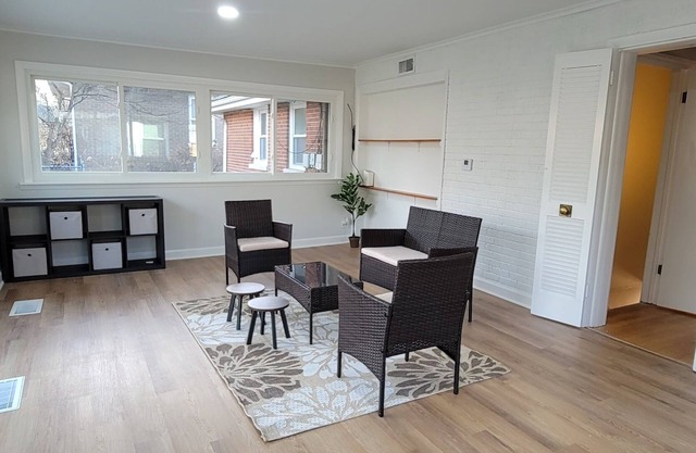 3 Bedroom, 1.5 Bath in The Heart Of Skokie, 4 Seasons Porch and Pet-Friendly