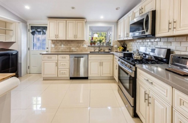 3 bedroom 2 bath house with pool