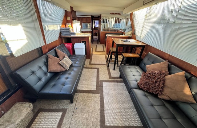 3 Bedroom, 2 Bathroom, Stationary 60' [sixty ft] House Boat, Sleeps 6