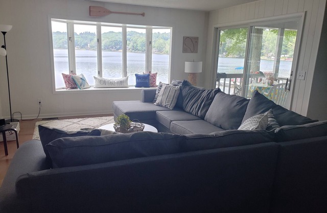 3 bedroom, 2 bathroom lake house private waterfront, hot tub and close to dunes