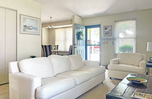 3 bedroom 2 bathroom house with fenced in yard in James Island