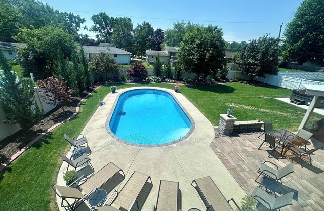 3 bedroom 3 full bath, lots of TVs walking distance to Lambeau!