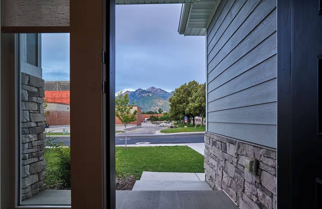 3 Bedroom, 4 bed/3 Bath, Close to Mountains, Downtown and Airport