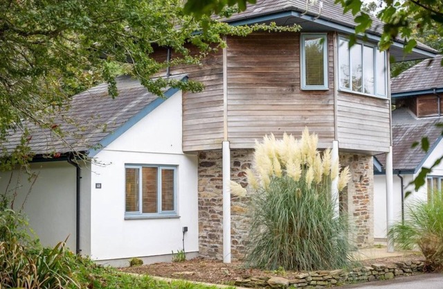 3 Bedroom 5* cottage with private hot tub