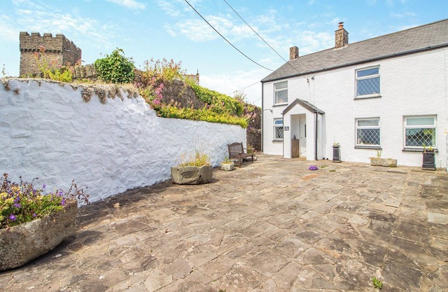 Great Cottage with views over Ogmore - perfect for families and friends to explore this great area.