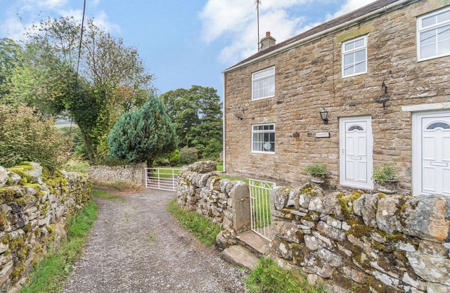 Leave the hustle and bustle behind and relax and unwind at this idyllic country cottage.