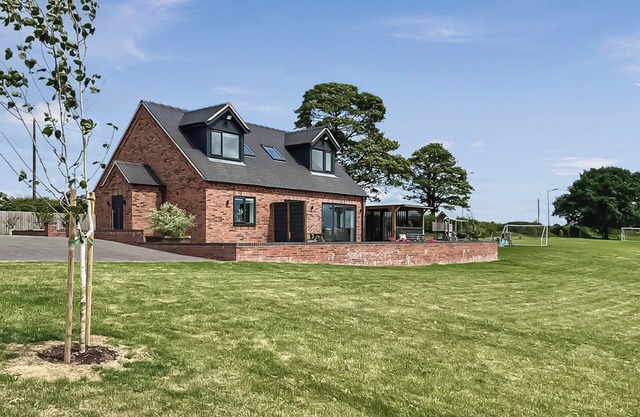 Perfectly placed for long walks on the Staffordshire Way or a fun day at Alton Towers.