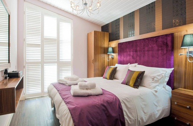 Vibrant lodge with two doubles, one with en suite shower and one twin (double by arrangement).