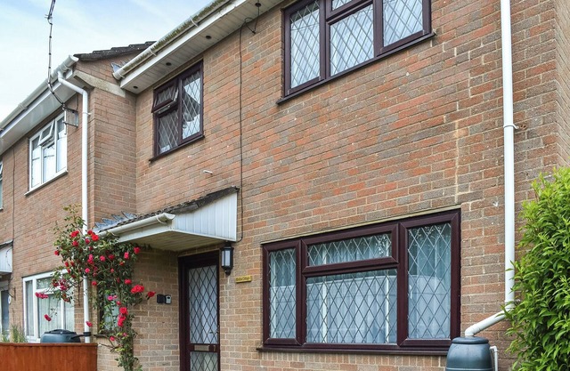 We love this sweet holiday home, perfectly located to explore the Dorset Coast and beyond.