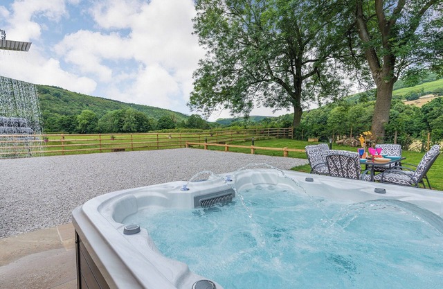 3 bedroom accommodation in Thornhill, Hope Valley