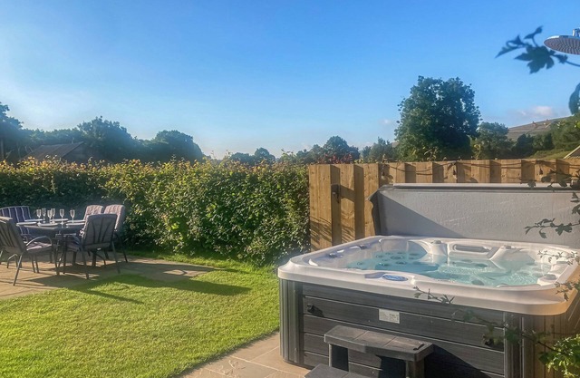 3 bedroom accommodation in Thornhill, Hope Valley
