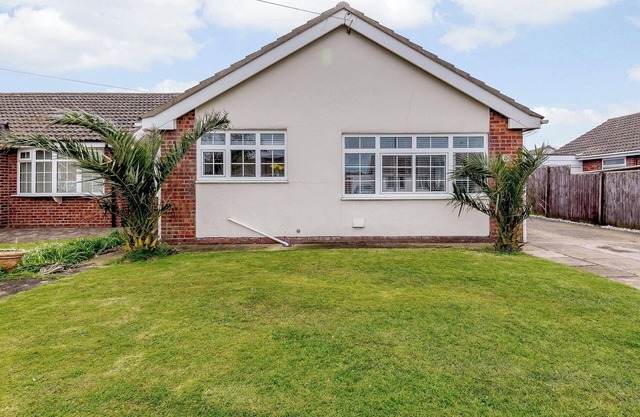 A lovely quiet location for a family holiday close to the seafront and sandy beach at Sandilands.