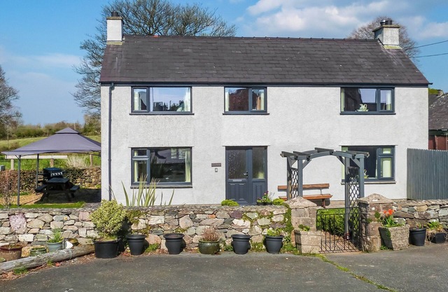 Situated perfectly for trips to Yr Wyddfa (Snowdon) and the magnificent Isle of Anglesey.