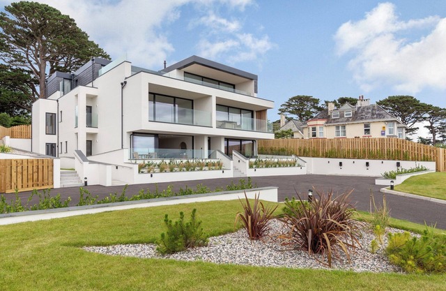 A luxurious apartment overlooking Carlyon Bay with access to the South West Coastal path.