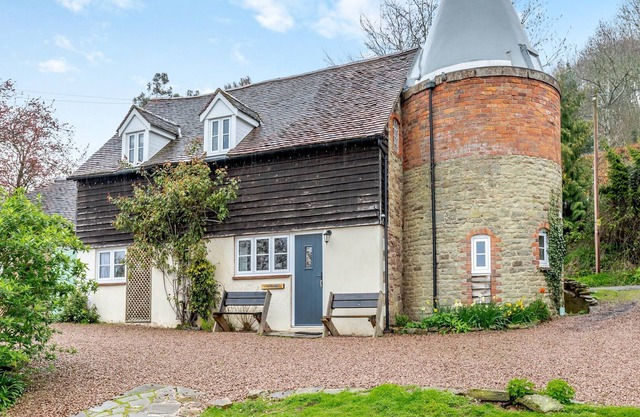 3 bedroom accommodation in Ridgeway Cross, near Malvern