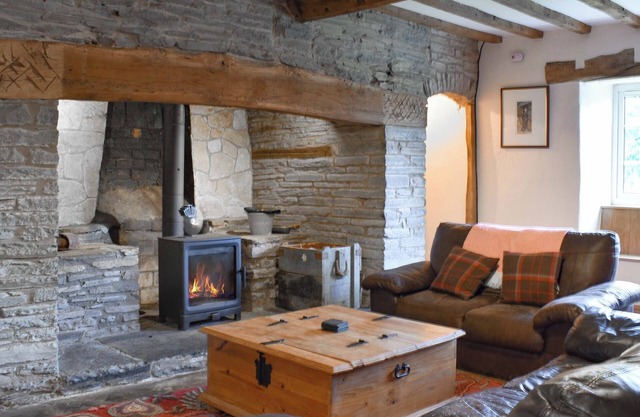 Beautiful farmhouse in the heart of Mid Wales, surrounded by wildlife is the perfect getaway.