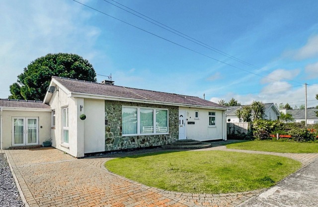 Walking distance from the famous Black Rock Sands, the local grocery store and the local pub.
