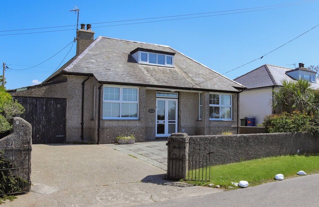 A spacious and homely cottage walking, distance to the beach, local pub and convenience store.