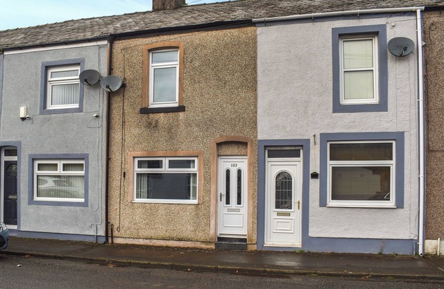 The cottage has a warm, homely feel and is conveniently located next to Whitehaven’s harbour.