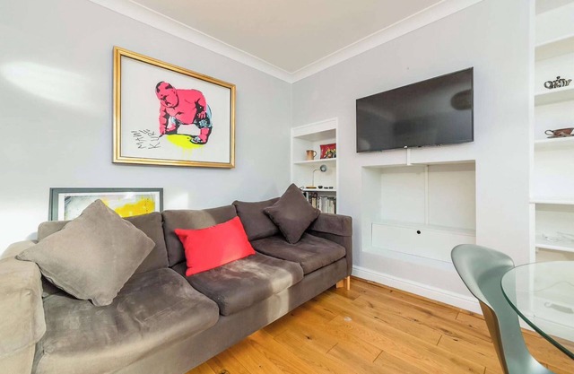 Large bright house, just an 8 minute walk to the historic Cambridge city centre.