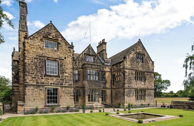 6 bedroom accommodation in Holmfirth