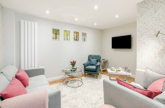 Anne’s Cottage is set in a quiet location and is close to all the town’s amenities.
