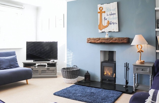 A welcoming cottage, perfect for family gatherings and benefitting from a private hot tub.