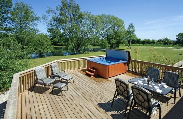 Luxury lodge with one double with en suite shower, one twin and one twin with child size beds.