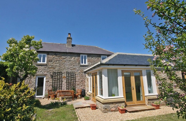 Immaculately presented luxurious former coach house for 6 situated on the fringe of Seahouses.