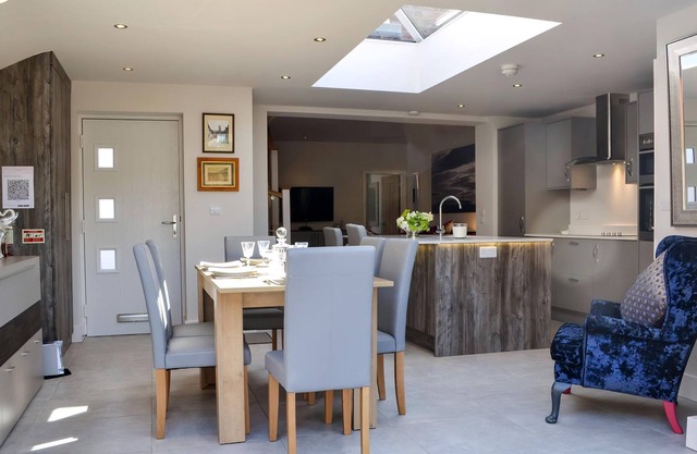 Just love the hot tub and large open plan living of this beautifully presented terrace cottage.