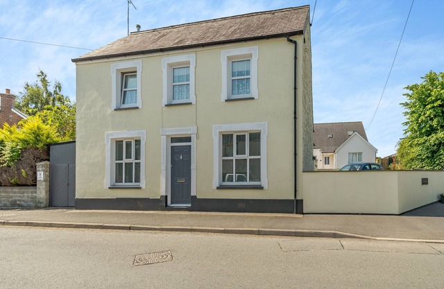 Station Hall is situated close to the River Teifi and Cardigan, and enjoys a private hot tub.